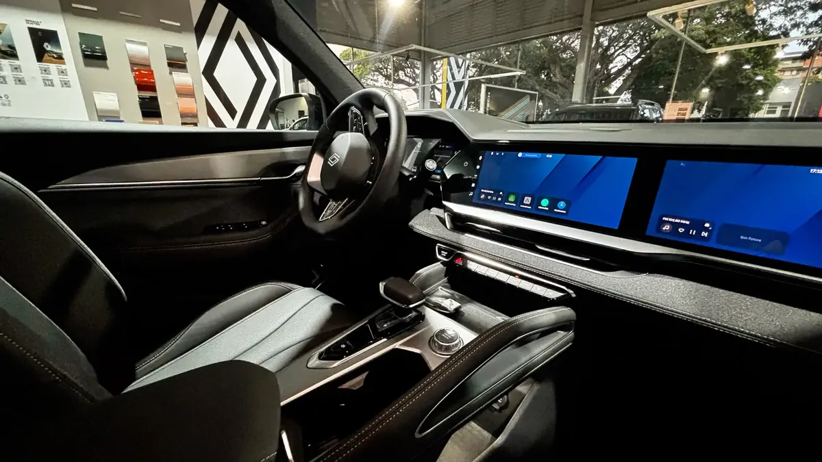 Cabina de la Renault Koleos E-Tech con pantallas OpenR y volante